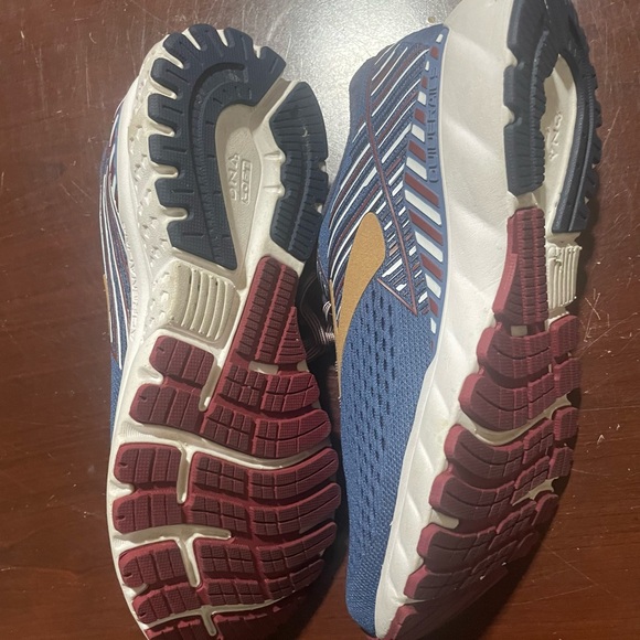 Women’s Brooks Athletic shoes. Size 9.5 B EXCELLENT CONDITION - Picture 6 of 6